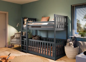 Ciemnoszare drewniane łóżko piętrowe z barierkami. Szary fotel, beżowy okrągły dywan. Turkusowe ściany, okno z żaluzjami.