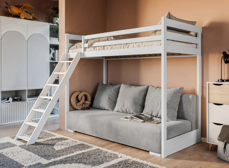 Białe łóżko piętrowe z szarą sofą pod spodem w pokoju dziecięcym z pomarańczową ścianą.