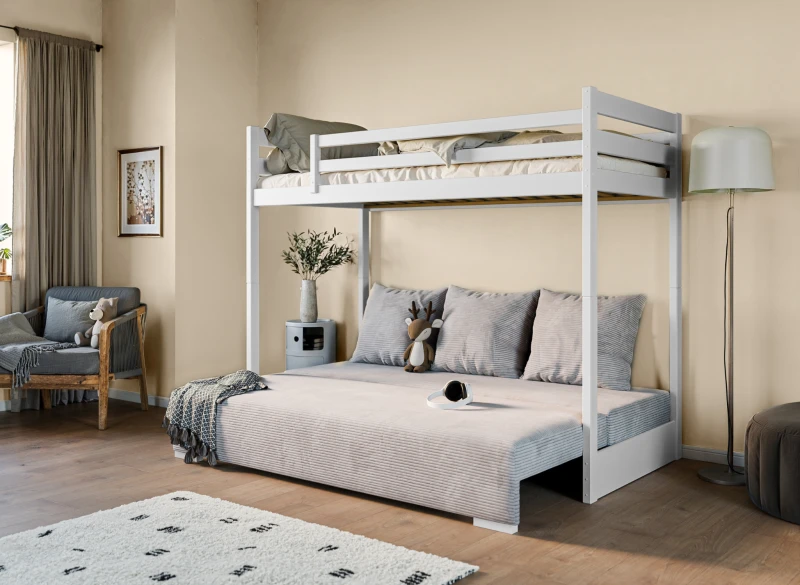 Podwójne miejsce do spania: białe łóżko antresola z rozłożoną sofą