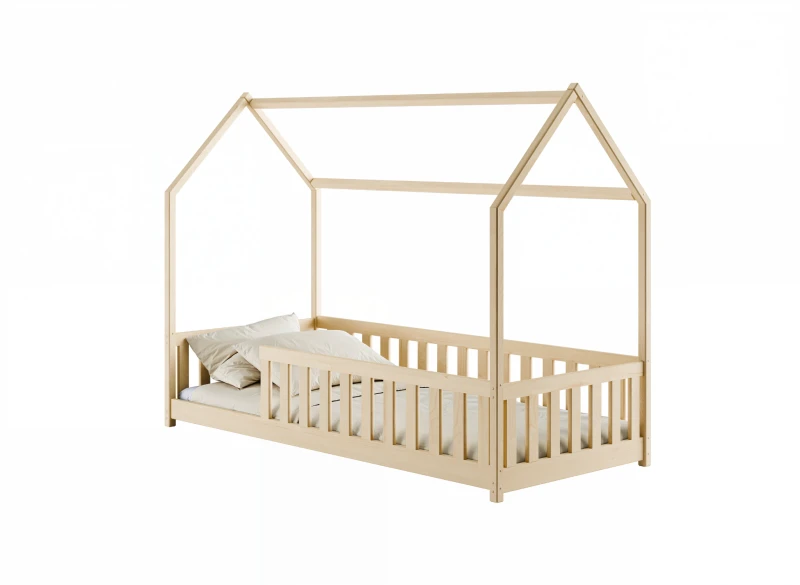 Łóżko dziecięce w kształcie domku wykonane z naturalnego drewna z pościelą.