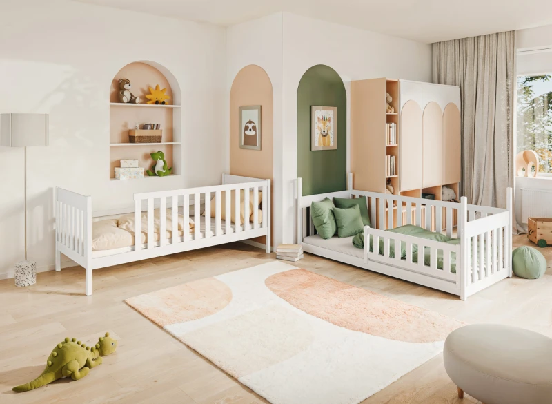 Pokój dziecięcy z dwoma łóżkami, szafą i dekoracyjnymi wnękami w ścianie.