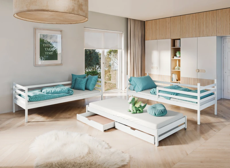 Białe łóżka parterowe dla dzieci z dodatkowym wysuwanym spaniem i turkusowymi dodatkami.