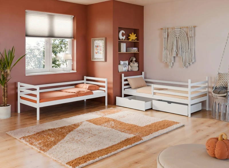 Drewniane białe łóżka dla dzieci w ciepłym wnętrzu z miedzianymi akcentami.