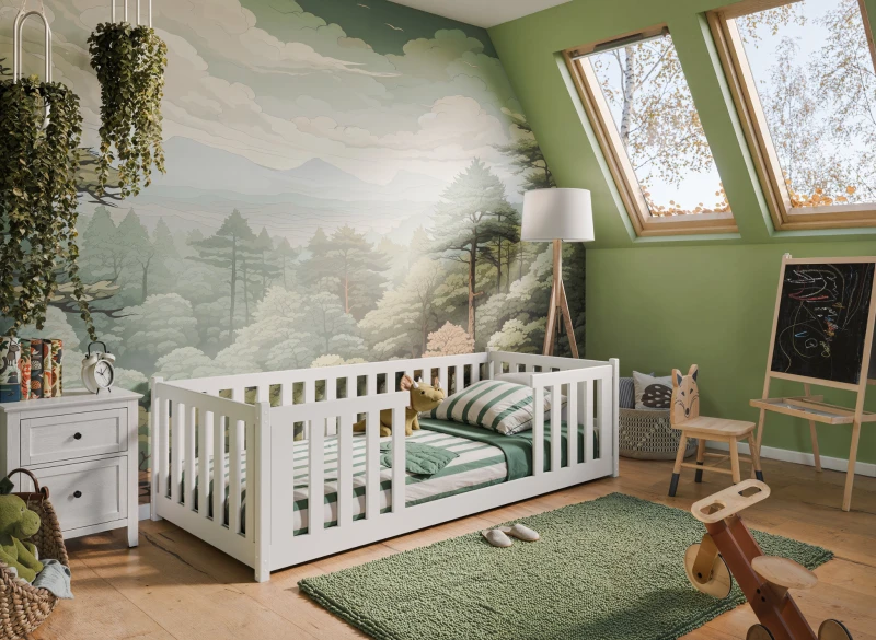 Łóżko dziecięce drewniane białe z barierkami, w aranżacji pokoju dziecięcego z zieloną ścianą i dywanem.