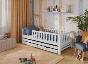 Łóżko dziecięce białe drewniane z szufladami, bezpieczne, do pokoju chłopca lub dziewczynki, w jasnej aranżacji.