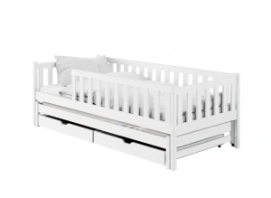 Białe drewniane łóżko dziecięce z szufladami i białą pościelą, na białym tle.