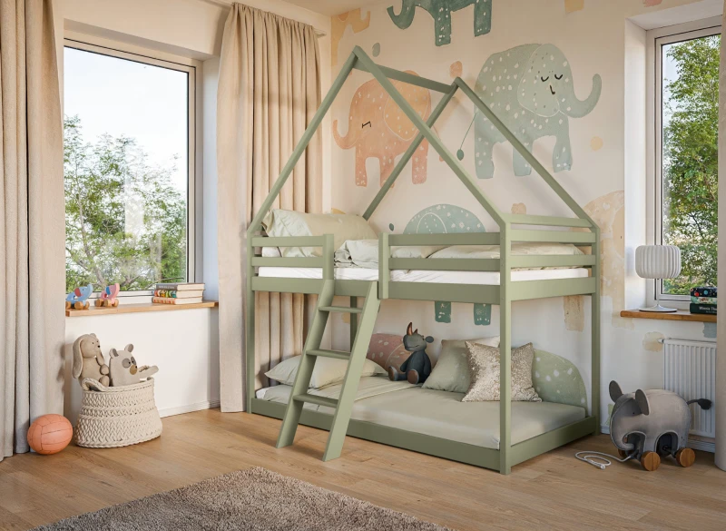 Zielone drewniane łóżko piętrowe domek z drabinką, w aranżacji pokoju dziecięcego z tapetą w słonie.