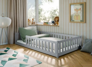 Schemat wymiarów białego drewnianego łóżka dziecięcego z barierkami, widok z góry na białym tle.