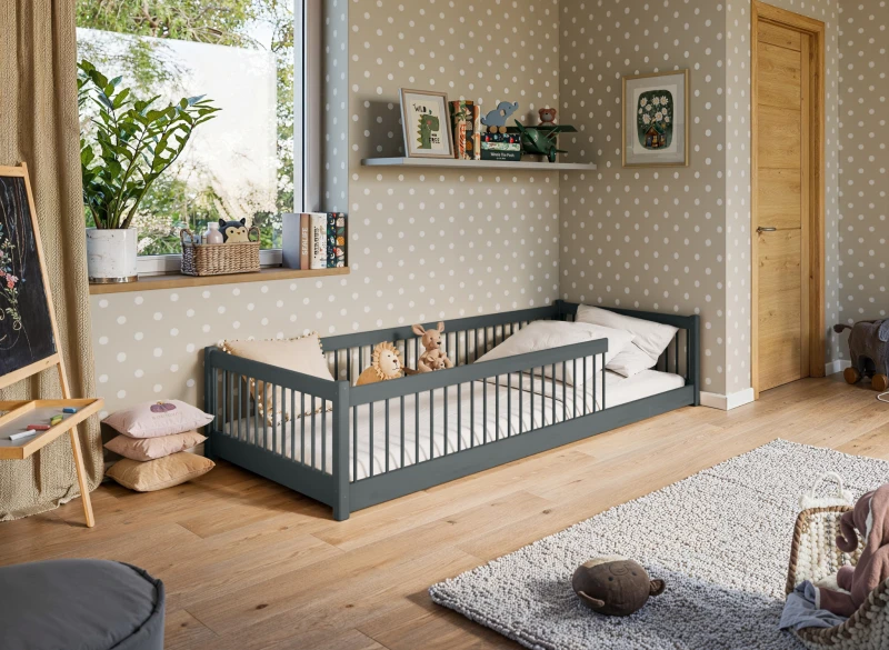 Szkic techniczny łóżka dziecięcego domek z wysuwanym łóżkiem i szufladami. Drewniana konstrukcja, widoczne wymiary, na