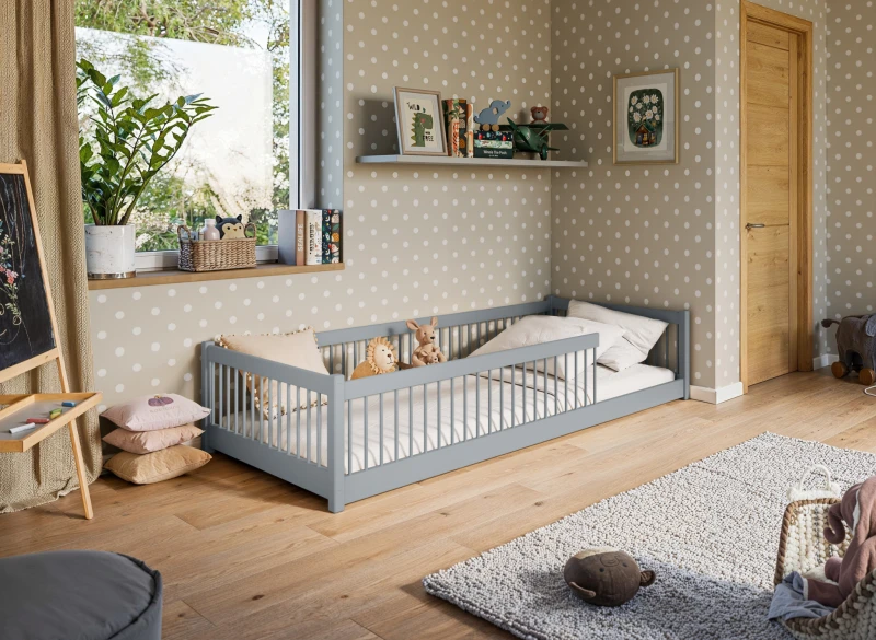 Łóżko domek dziecięce z szufladami, białe drewno, wymiary: 158 cm, na białym tle.