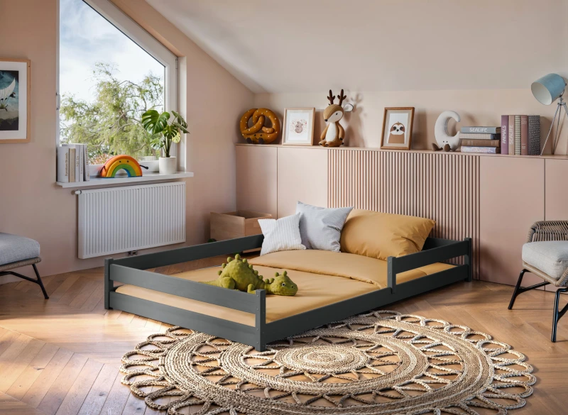 Schemat wymiarów białego drewnianego łóżka dziecięcego z barierkami, widok z góry na białym tle.