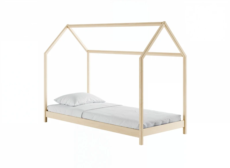 Łóżko domek drewniane, naturalne, z białym materacem i pościelą, na białym tle.