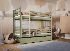 Zielone łóżko piętrowe drewniane z pojemnymi szufladami, w przytulnym pokoju dziecięcym z beżową tapetą.