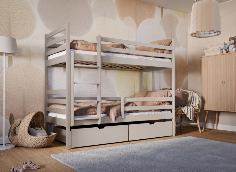 Drewniane łóżko piętrowe beżowe z szufladami, drabinką, w aranżacji pokoju dziecięcego.