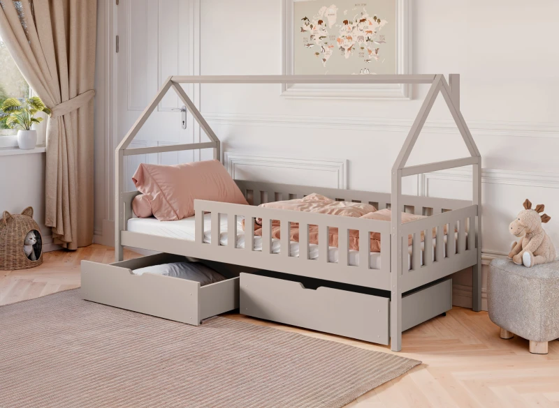 Szare łóżko domek dziecięce drewniane z szufladami, materacem i pościelą, w aranżacji pokoju.