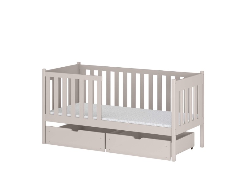 Drewniane łóżeczko dziecięce z szufladami, beżowo-szare, z materacem i barierką ochronną, na białym tle.