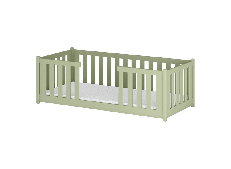 Łóżeczko dziecięce drewniane, zielone, z barierkami i materacem, na białym tle.