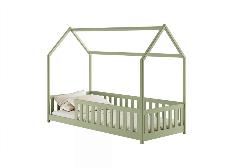 Oliwkowe łóżko domek z barierą zabezpieczającą do pokoju dziecięcego.