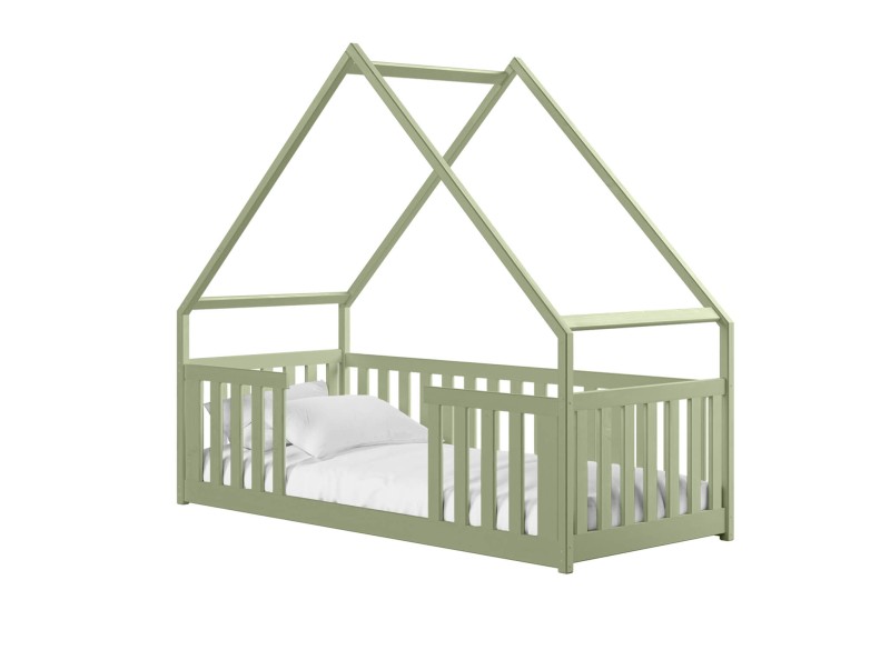 Łóżko dziecięce domek drewniane w kolorze szałwiowym, z barierkami i białą pościelą, na białym tle.