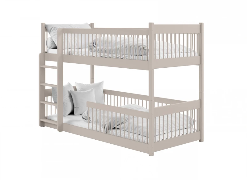Drewniane łóżko piętrowe dla dzieci w kolorze jasnego beżu z drabinką i pościelą, na białym tle.