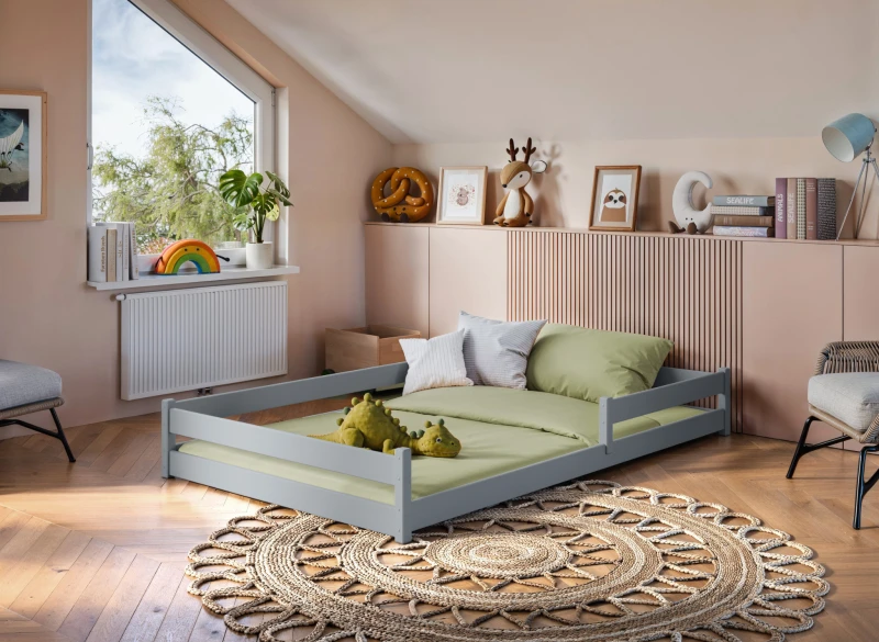 Schemat wymiarów białego drewnianego łóżka dziecięcego z barierkami, widok z góry na białym tle.