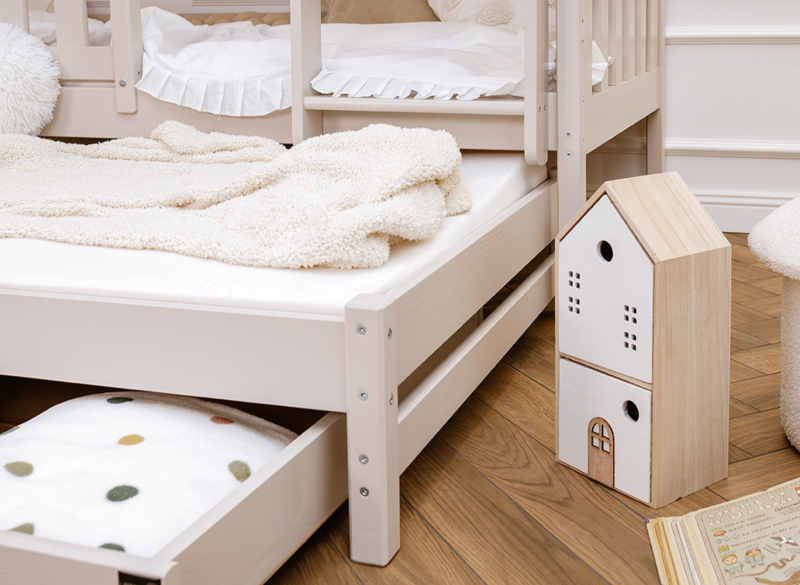 Trzyosobowe łóżko piętrowe z dodatkowym wysuwanym spaniem i pojemną szufladą.