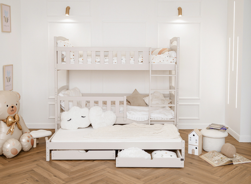 Białe łóżko piętrowe 3-osobowe z dodatkowym wysuwanym spaniem i szufladami.