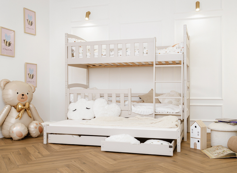 Drewniane łóżko piętrowe trzyosobowe w białym kolorze do pokoju dziecięcego.