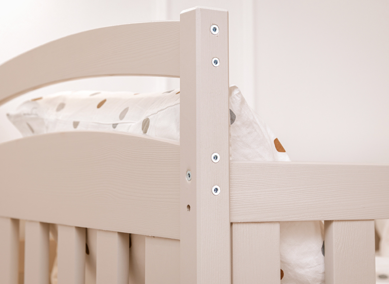 Solidne łączenia i detale konstrukcyjne białego łóżka piętrowego z drewna.