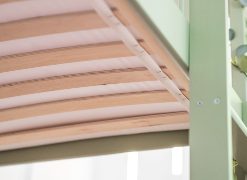 Solidny drewniany stelaż pod materac w łóżku dla dziecka.