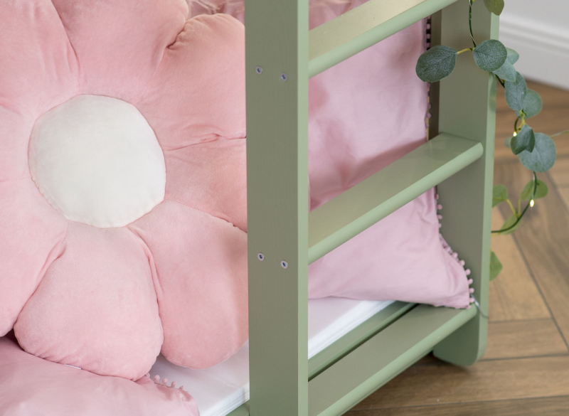 Zielona drabinka do łóżka piętrowego z różową poduszką.