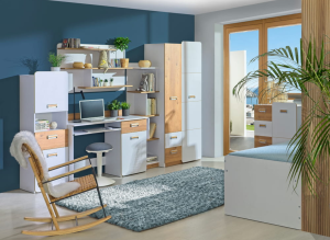 Pokój młodzieżowy z białymi i dębowymi meblami modułowymi, biurkiem, regałami, w aranżacji z granatową ścianą i widokiem na