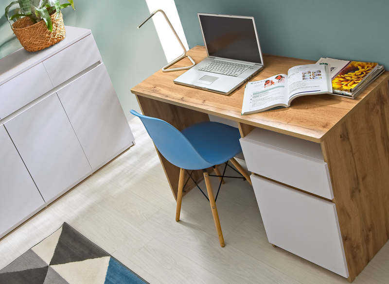 Kompletny zestaw biurka z szufladami, błękitnym krzesłem i laptopem w pokoju.