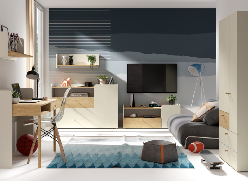 Nowoczesny pokój młodzieżowy z beżowymi meblami, biurkiem, szafą i szafką RTV, w aranżacji z niebieską ścianą.