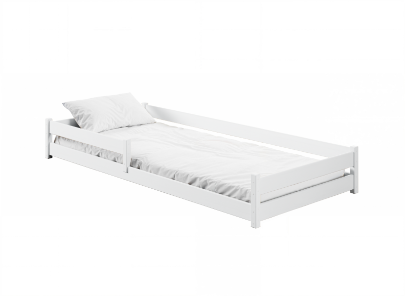 Białe łóżko parterowe do pokoju dziecięcego z drewna sosnowego, barierka boczna.