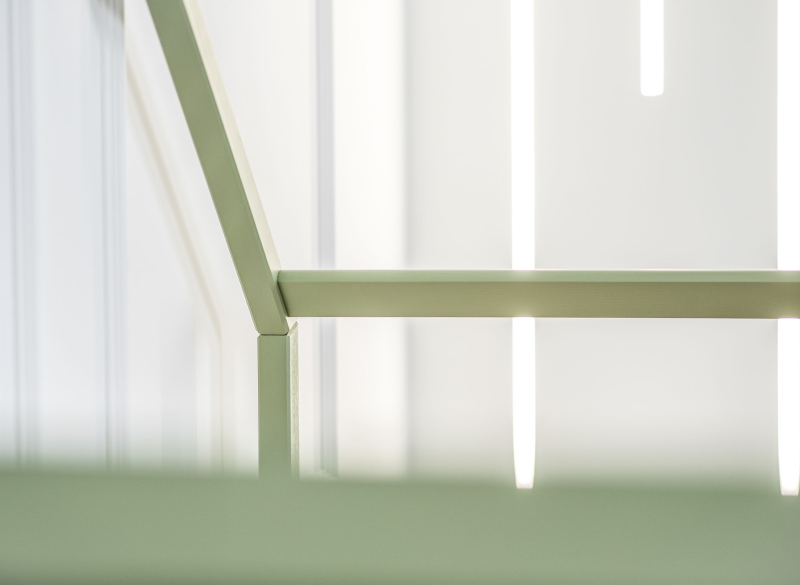 Precyzyjne wykończenie i detale konstrukcji łóżka domku.