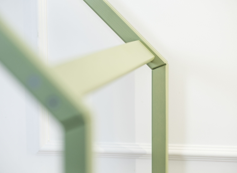 Solidna konstrukcja i zielony kolor dziecięcego łóżka domku.