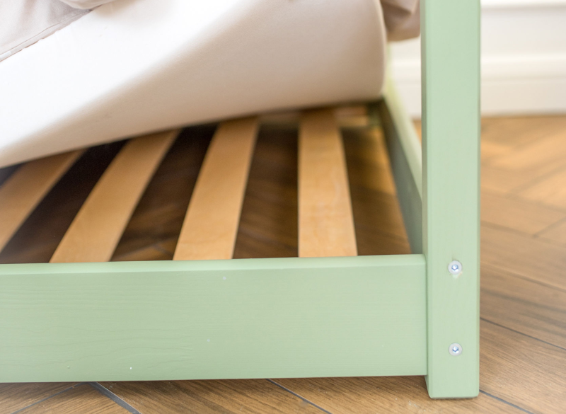 Drewniany stelaż pod materac w stabilnym łóżku dla dziecka.