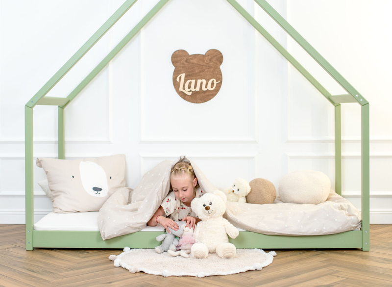 Dziewczynka z pluszakami w zielonym łóżku typu domek Lano Meble.