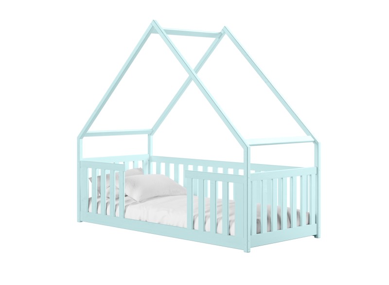 Drewniane łóżko dziecięce domek błękitny z barierkami ochronnymi, na białym tle.
