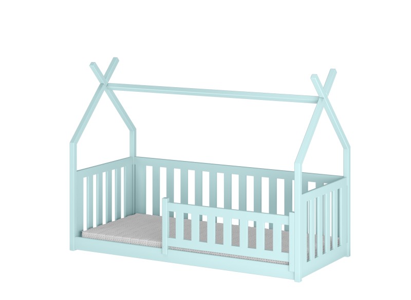 Jasnoniebieskie drewniane łóżko w kształcie domku. Konstrukcja ze szczebelkami, jasnoszary materac z geometrycznym wzorem.