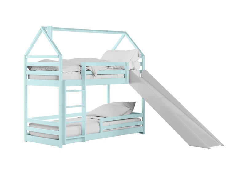 Łóżko piętrowe domek błękitne, ze zjeżdżalnią, biała pościel, na białym tle.