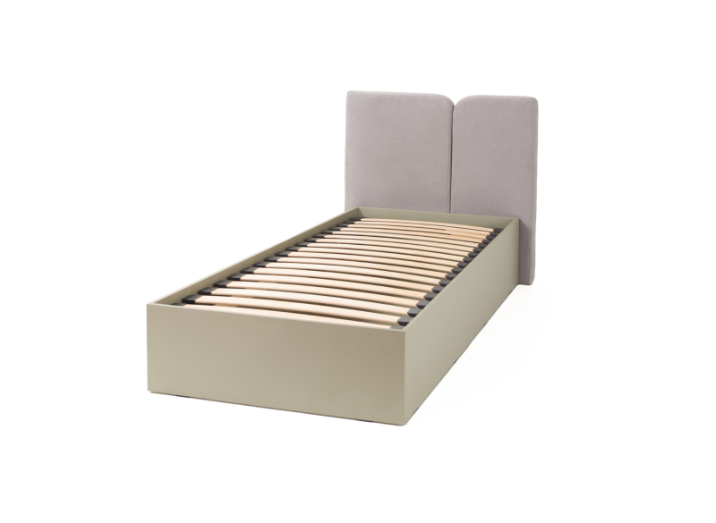 Łóżko pojedyncze z beżową tapicerką i drewnianym stelażem, jasna rama, na białym tle.