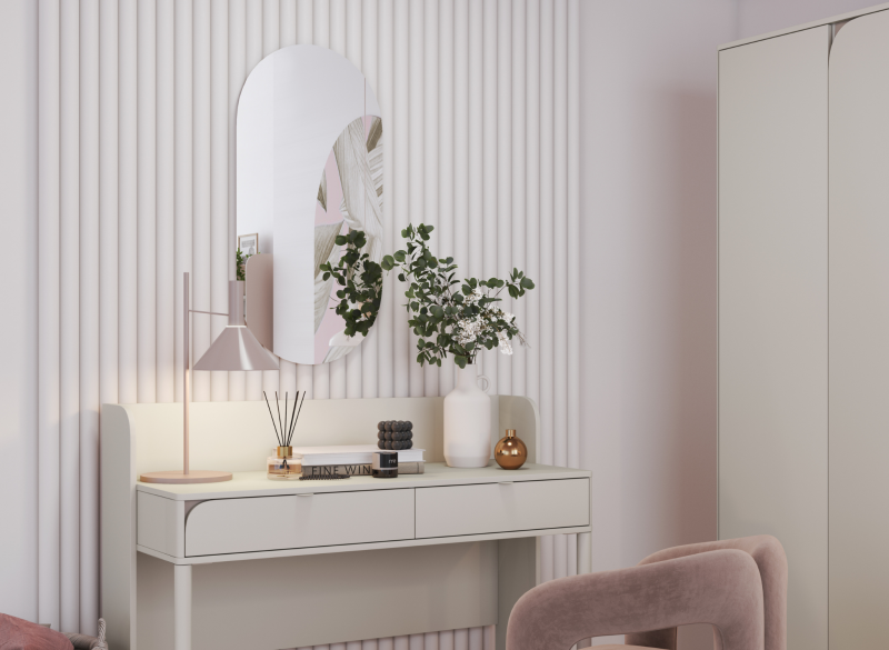 Beżowa toaletka z owalnym lustrem i lampą stołową na tle panelowej ściany. Wazon z zielonymi roślinami.