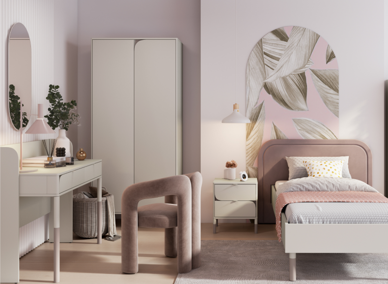 Sypialnia dziecięca: beżowa szafa, toaletka, łóżko z różowym zagłówkiem, szafka nocna, w aranżacji pokoju.