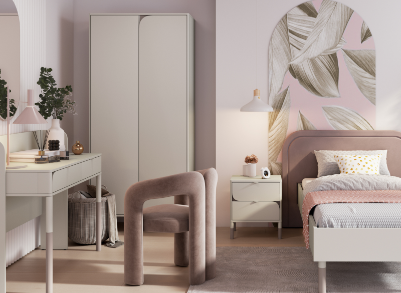 Różowe łóżko z beżową szafką nocną i szafą. Beżowa toaletka z różowym krzesłem w aranżacji sypialni.