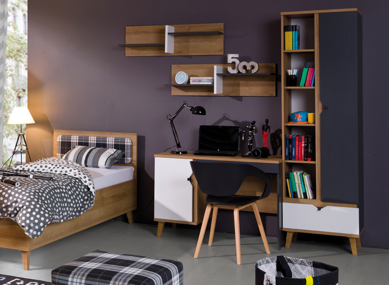 Zestaw mebli młodzieżowych: łóżko dębowe z kratką, biurko i regał biało-grafitowe, w aranżacji pokoju.