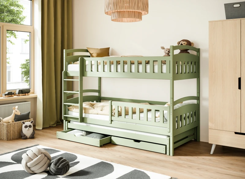Zielone drewniane łóżko piętrowe z szufladami, z barierką ochronną, w pokoju dziecięcym z zielonymi zasłonami.