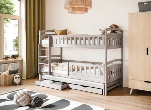 Szare drewniane łóżko piętrowe z szufladami, z barierką ochronną, w pokoju dziecięcym z zielonymi zasłonami.