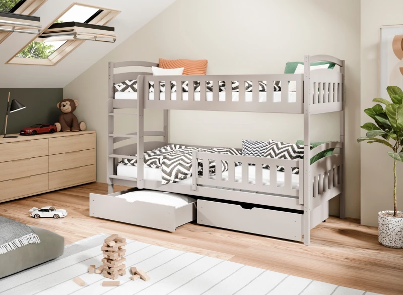 Popielate łóżko piętrowe drewniane z wysuwanymi szufladami, w jasnej aranżacji dziecięcej.